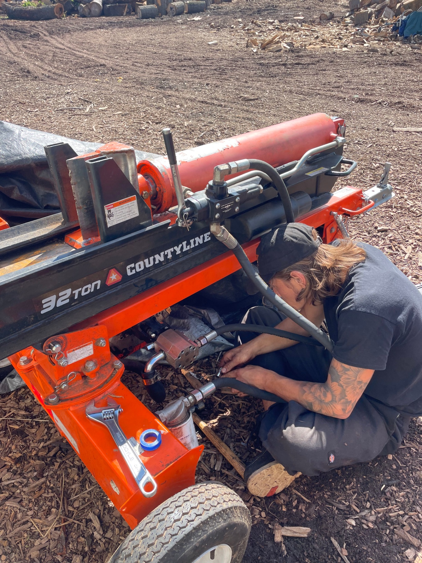 Mobile repair of the hydraulic pump on a CountyLine 32-ton log splitter